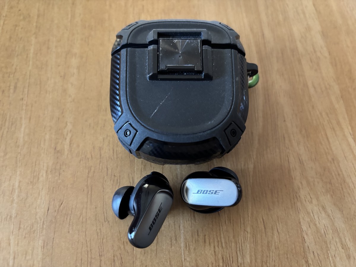保護ケースに入れたBOSE QuietComfort Ultra Earbuds 第2世代とイヤホン本体