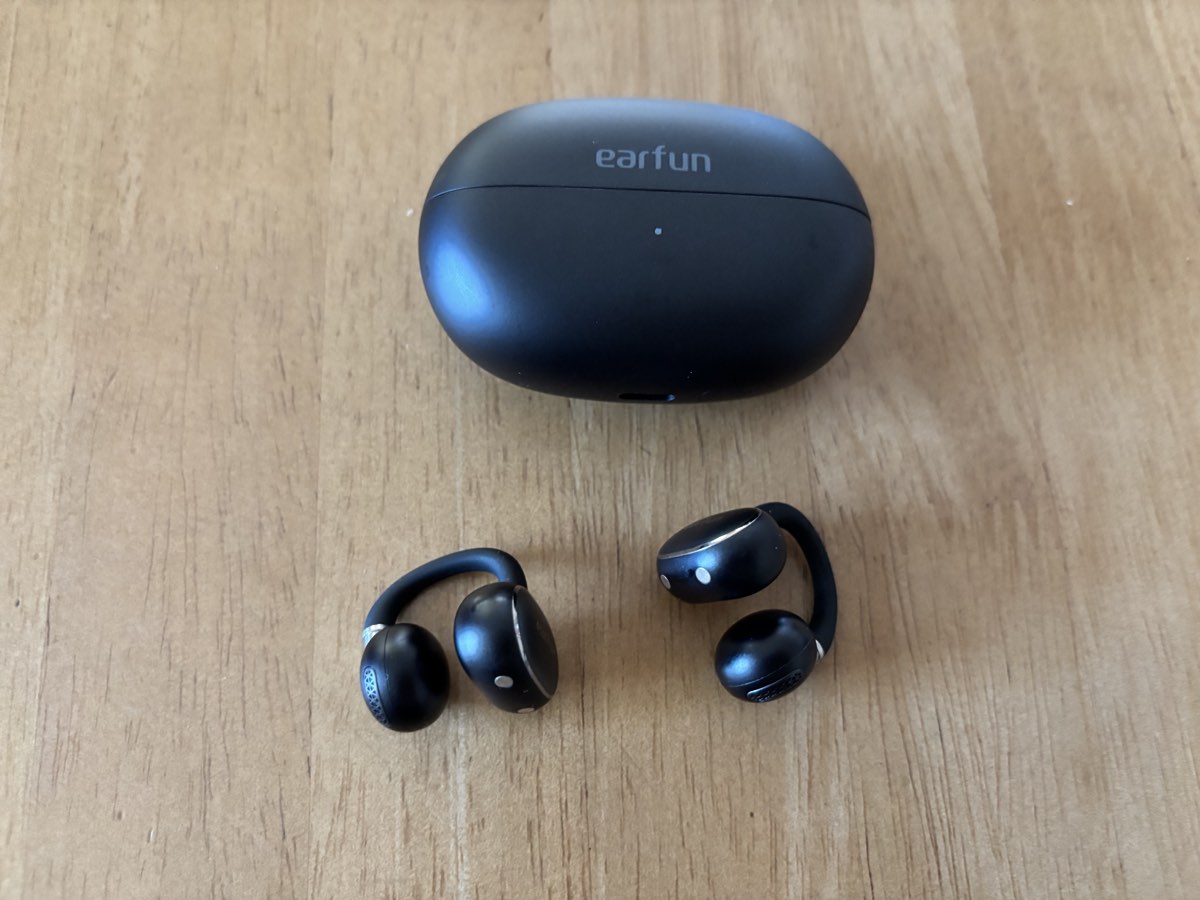 EarFun Clip 2の充電ケースと、耳たぶを挟むイヤーカフ型のイヤホン本体