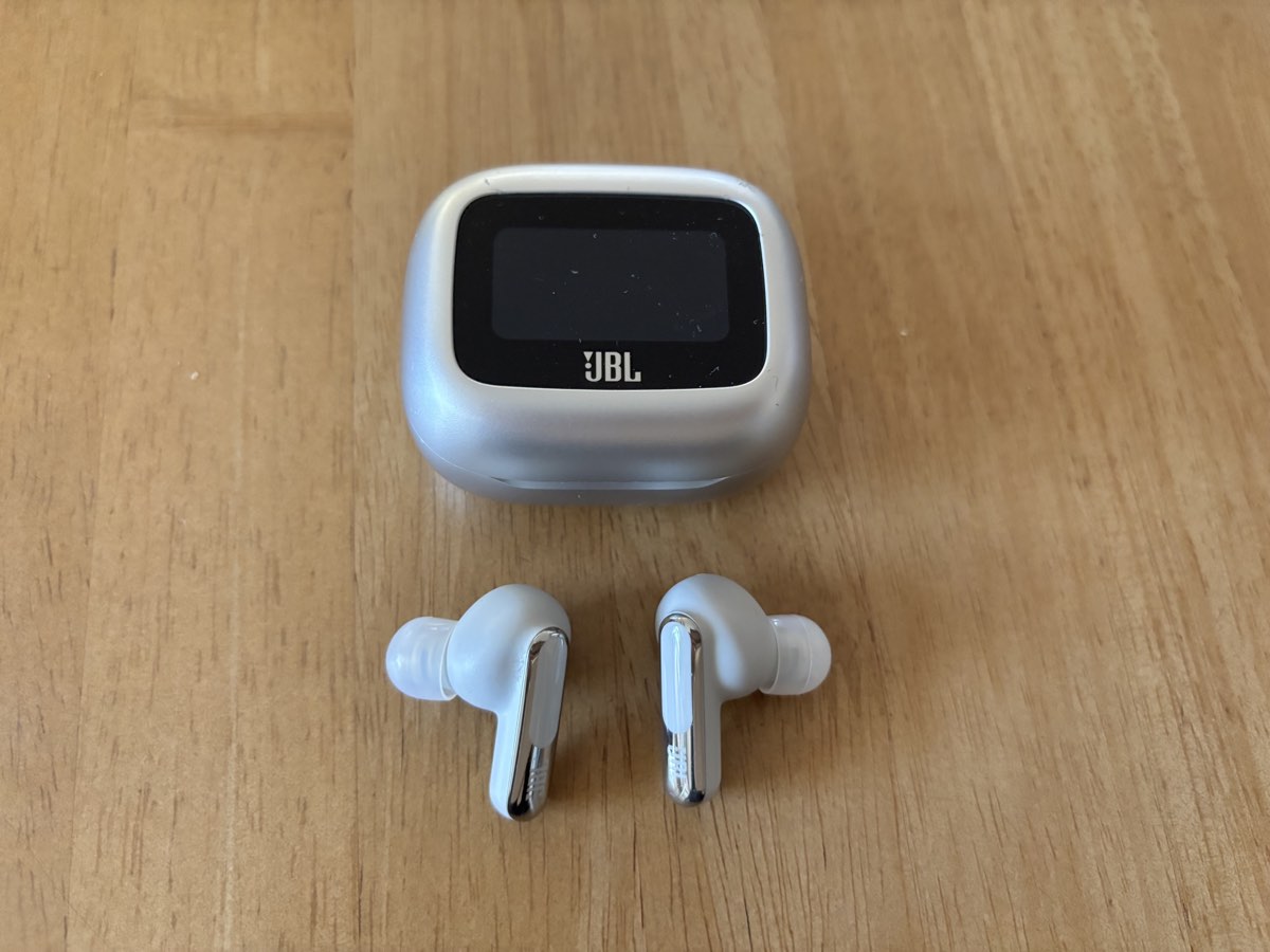画面がついたJBL LIVE BEAM 3の充電ケースと、白いイヤホン本体