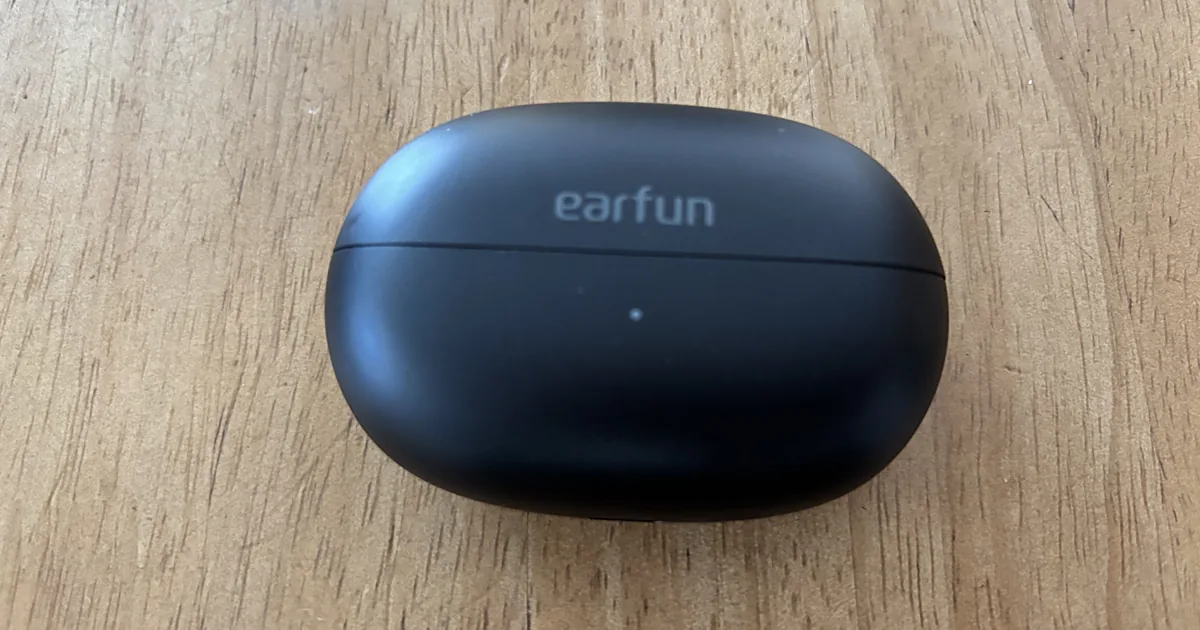 earfunのロゴが入ったEarFun Clip 2の充電ケース（ふたを閉じた状態）