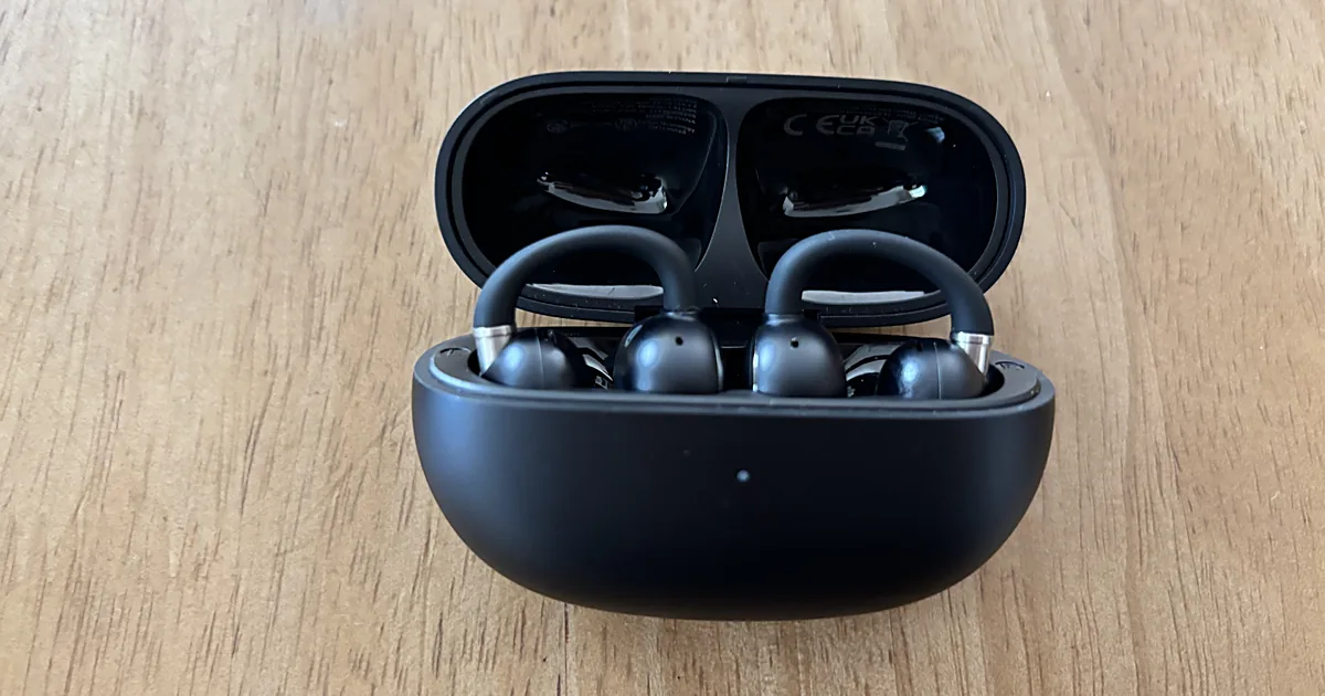 充電ケースに本体2つが収まったEarFun Clip 2